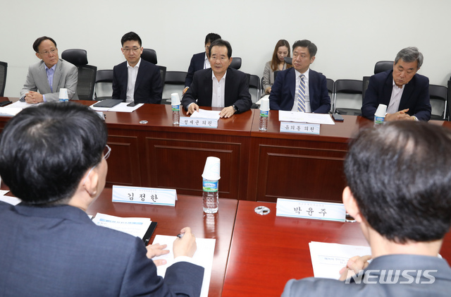 【서울=뉴시스】고승민 기자 = 지난 18일 서울 여의도 국회 의원회관에서 열린 제26차 한미일 의원회의 대표단회의에서 정세균 의원이 회의를 주재하고 있다. 2019.07.18.kkssmm99@newsis.com