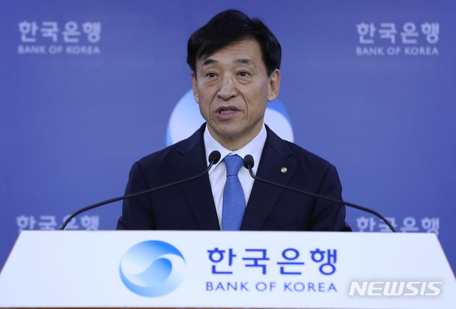 【서울=뉴시스】 이윤청 기자 = 이주열 한국은행 총재가 18일 서울 중구 한국은행 기자실에서 통화정책방향을 발표하고 있다. 이날 금융통화위원회는 다음 통화정책방향 결정시까지 한국은행 기준금리를 현재의 1.75%에서 1.50%로 하향 조정해 통화정책을 운영하기로 했다. 2019.07.18. radiohead@newsis.com