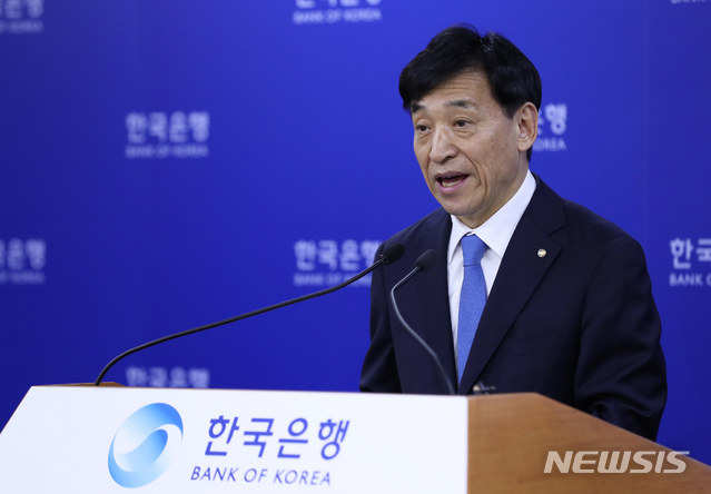 【서울=뉴시스】 이윤청 기자 = 이주열 한국은행 총재가 18일 서울 중구 한국은행 기자실에서 통화정책방향을 발표하고 있다. 이날 금융통화위원회는 다음 통화정책방향 결정시까지 한국은행 기준금리를 현재의 1.75%에서 1.50%로 하향 조정해 통화정책을 운영하기로 했다. 2019.07.18. radiohead@newsis.com