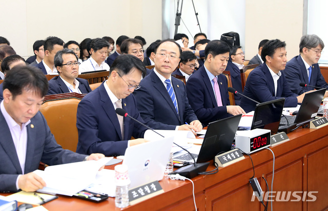【서울=뉴시스】이종철 기자 = 18일 서울 여의도 국회에서 열린 기획재정위원회 전체회의에 출석한 홍남기 경제부총리겸 기획재정부 장관이 법안심사보고서를 듣고 있다. 2019.07.18. jc4321@newsis.com