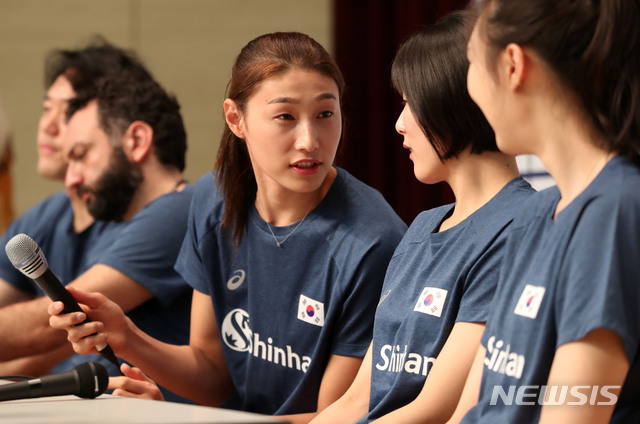 【진천=뉴시스】박주성 기자 = 여자 배구 국가대표팀 김연경 선수가 18일 오전 충북 진천군 진천선수촌에서 열린 국가대표 배구팀 미디어데이에서 동료 선수인 이재영, 양효진 선수와 이야기를 나누고 있다. 2019.07.18. park7691@newsis.com