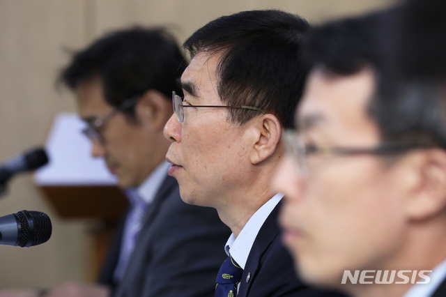 【서울=뉴시스】 이윤청 기자 = 정규일 한국은행 부총재보가 18일 서울 중구 한국은행 기자실에서 2019년 하반기 경제전망을 발표하고 있다. 2019.07.18. radiohead@newsis.com