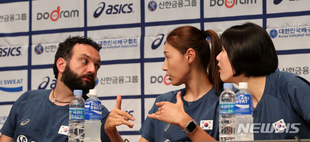 【진천=뉴시스】박주성 기자 = 라바리니 여자 배구 국가대표팀 감독과 김연경, 이재영 선수가 18일 오전 충북 진천군 진천선수촌에서 열린 국가대표 배구팀 미디어데이에서 이야기를 나누고 있다. 2019.07.18. park7691@newsis.com