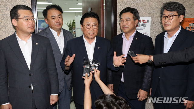 【서울=뉴시스】 박영태 기자 = 국회 5당 사무총장이 18일 오후 서울 여의도 국회에서 문재인 대통령-5당 대표 회동 의제와 관련한 회동을 갖고 기자회견을 하고 있다. 왼쪽부터 임재훈 바른미래당, 권태홍 정의당, 박맹우 자유한국당, 윤호중 더불어민주당, 김광수 민주평화당 사무총장. 2019.07.18. since1999@newsis.com