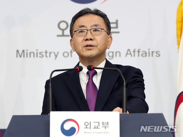 【서울=뉴시스】 전진환 기자 = 외교부 김인철 대변인이 18일 오후 서울 종로구 정부서울청사 별관 브리핑실에서 기자들의 질문에 답하고 있다.&nbsp; 외교부 대변인은 일본 정부의 징용 배상 판결과 관련한 제3국 중재위원회 구성 요구 회답에 대해 '일본이 일방적으로 상정한 일정으로 구속될 필요가 있겠나'라며 거부의사를 나타냈다. 2019.07.18.&nbsp; amin2@newsis.com
