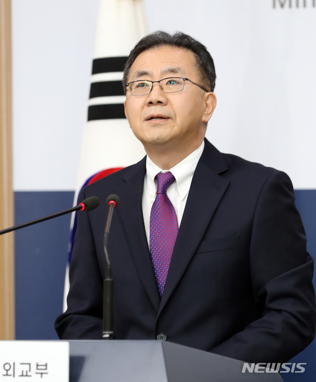 【서울=뉴시스】 전진환 기자 = 외교부 김인철 대변인이 18일 오후 서울 종로구 정부서울청사 별관 브리핑실에서 기자들의 질문에 답하고 있다.&nbsp; 외교부 대변인은 일본 정부의 징용 배상 판결과 관련한 제3국 중재위원회 구성 요구 회답에 대해 '일본이 일방적으로 상정한 일정으로 구속될 필요가 있겠나'라며 거부의사를 나타냈다. 2019.07.18.&nbsp; amin2@newsis.com