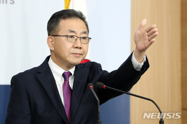 【서울=뉴시스】 전진환 기자 = 외교부 김인철 대변인이 18일 오후 서울 종로구 정부서울청사 별관 브리핑실에서 기자들의 질문에 답하고 있다. 외교부 대변인은 일본 정부의 징용 배상 판결과 관련한 제3국 중재위원회 구성 요구 회답에 대해 '일본이 일방적으로 상정한 일정으로 구속될 필요가 있겠나'라며 거부의사를 나타냈다. 2019.07.18. amin2@newsis.com