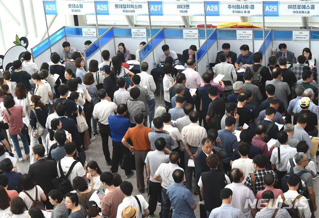 【용인=뉴시스】 김종택 기자 = 18일 오후 경기도 용인시청 로비에서 오는 8월 개장을 앞두고 있는 롯데몰 수지점의 채용박람회가 열려 많은 구직자들이 상담을 기다리고 있다. 이날 채용행사에 롯데몰 수지점에 들어서는 쇼핑몰, 마트, 시네마 등의 협력사와 41개 패션,푸드 입점 업체사가 참여해 500여명을 채용할 예정이다. 2019.07.18. semail3778@naver.com 