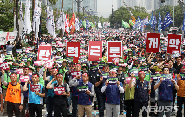 【서울=뉴시스】박미소 기자 = 전국민주노동조합총연맹이 18일 오후 서울 여의도 국회 인근에서 열린 노동개악저지 등 총파업대회에서 구호를 외치고 있다. 이날 열린 총파업대회에서 민주노총은 정부와 민주당이 추진하는 탄력근로제와 최저임금제 개악을 저지하기 위한 것이라고 밝혔다.2019.07.18. misocamera@newsis.com