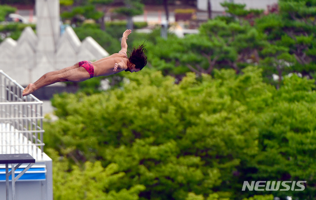 【광주=뉴시스】류형근 기자 = 2019광주FINA세계수영선수권대회 개막 7일째인 18일 오후 광주 동구 조선대학교 운동장에 설치된 하이다이빙 경기장에서 남자 선수가 훈련을 하고 있다. 2019.07.18.&nbsp; hgryu77@newsis.com