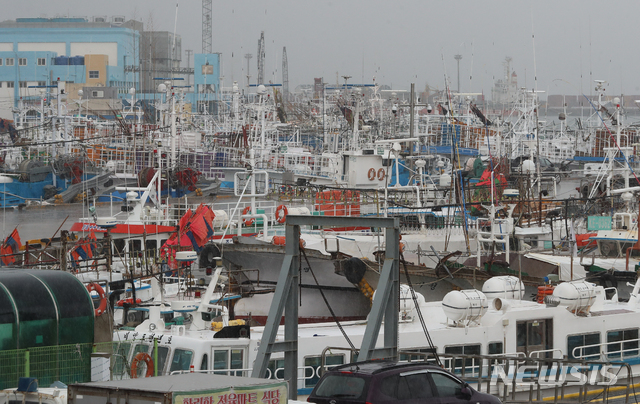 【제주=뉴시스】우장호 기자 = 제5호 태풍 '다나스(DANAS)'가 북상 중인 가운데 18일 오후 제주시 한림읍 한림항에 선박들이 대피해 있다. 기상청에 따르면 태풍 다나스는 대만 타이페이 북동쪽 약 240㎞ 부근 해상을 지나면서 중으로 강도를 높혀 19일 오후부터 제주도에 본격적인 영향을 줄 것으로 보인다. 2019.07.18.&nbsp; woo1223@newsis.com