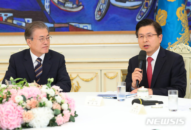 【서울=뉴시스】전신 기자 = 문재인 대통령과 황교안 자유한국당 대표가 18일 청와대 인왕실에서 일본의 수출 규제 문제와 관련해 '정당 대표 초청 대화'를 하고 있다. 2019.07.18.photo1006@newsis.com