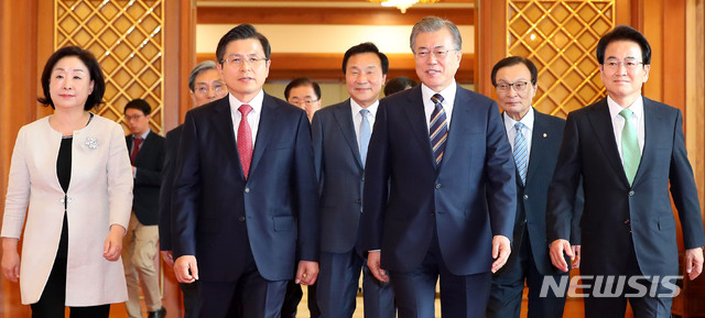 【서울=뉴시스】전신 기자 = 문재인 대통령이 18일 청와대 본관 인왕실에서 열린 '정당 대표 초청 대화'에 여야 5당 대표들과 입장하고 있다. 왼쪽부터 심상정 정의당 대표, 노영민 비서실장, 황교안 자유한국당 대표, 손학규 바른미래당 대표, 문재인 대통령, 이해찬 더불어민주당 대표, 정동영 민주평화당 대표. 2019.07.18. photo1006@newsis.com