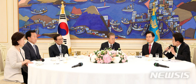 【서울=뉴시스】전신 기자 = 문재인 대통령이 18일 청와대 본관에서 열린 '정당 대표 초청 대화'를 하고 있다. 오른쪽부터 정동영 민주평화당 대표, 황교안 자유한국당 대표, 문재인 대통령, 이해찬 더불어민주당 대표, 손학규 바른미래당 대표, 심상정 정의당 대표. 2019.07.18. photo1006@newsis.com