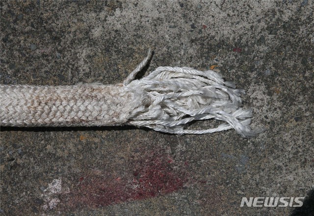 【서울=뉴시스】해군은 지난 5월 청해부대 최영함 홋줄 사고는 홋줄에 걸린 과부하가 원인이라고 18일 밝혔다. 이와 함께 안전조치·응급처치 등의 미숙함도 확인됐다. 해군 관계자는 "홋줄은 60t을 견딜 수 있는 인장강도를 가지고 있었으나 이보다 더 강한 장력이 가해져서 끊어진 것으로 확인됐다"며 "홋줄의 성분과 장력검사에서는 이상이 없었다고 전했다. 사진은 홋줄 파단면. 2019.07.18. (사진=해군 제공) photo@newsis.com