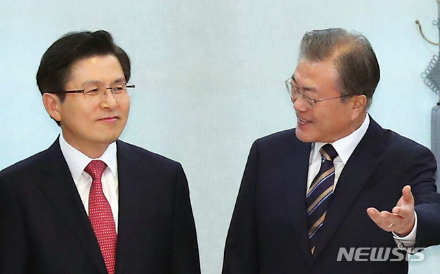 【서울=뉴시스】전신 기자 = 문재인 대통령과 황교안 자유한국당 대표가 18일 청와대 본관에서 열린 '여야 5당 대표 초청 대화'에 앞서 환담하고 있다. 2019.07.18. photo1006@newsis.com