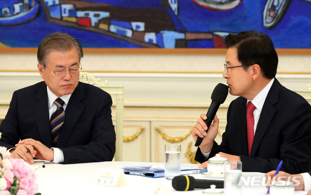 【서울=뉴시스】전신 기자 = 문재인 대통령과 황교안 자유한국당 대표가 18일 청와대 인왕실에서 일본의 수출 규제 문제와 관련해 '정당 대표 초청 대화'를 하고 있다. 2019.07.18.photo1006@newsis.com