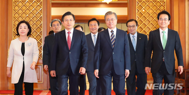 【서울=뉴시스】전신 기자 = 문재인 대통령이 18일 청와대 본관에서 열린 '정당 대표 초청 대화'에 여야 5당 대표들과 함께 입장하고 있다. 2019.07.18.&nbsp; photo1006@newsis.com