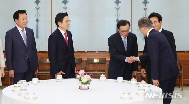 【서울=뉴시스】전신 기자 = 문재인 대통령이 18일 청와대 본관에서 열린 '정당 대표 초청 대화'에 앞서 더불어민주당 이해찬 대표와 인사하고 있다. 2019.07.18. photo1006@newsis.com