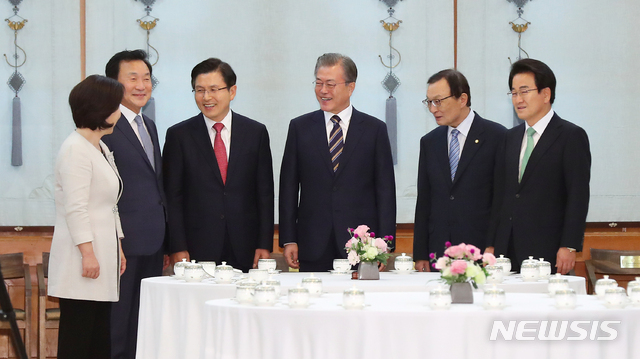 【서울=뉴시스】전신 기자 = 문재인 대통령이 18일 청와대 본관에서 열린 '정당 대표 초청 대화'에 앞서 여야5당 대표와 환담하고 있다. 왼쪽부터 정의당 심상정 대표, 바른미래당 손학규 대표, 자유한국당 황교안 대표, 문 대통령, 더불어민주당 이해찬 대표, 민주평화당 정동영 대표. 2019.07.18. photo1006@newsis.com