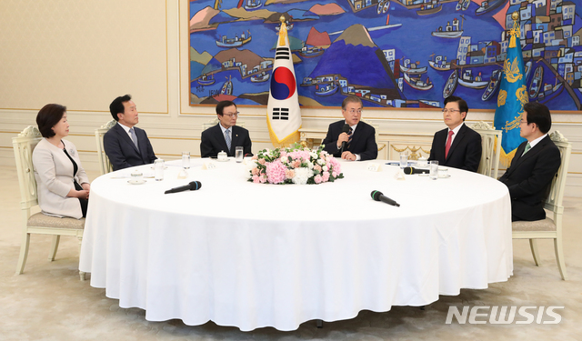 【서울=뉴시스】전신 기자 = 문재인 대통령이 18일 청와대 본관에서 열린 '정당 대표 초청 대화'에서 모두발언하고 있다. 2019.07.18. photo1006@newsis.com