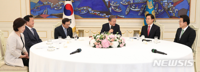 【서울=뉴시스】전신 기자 = 문재인 대통령이 18일 청와대 본관에서 열린 '정당 대표 초청 대화'에서 모두발언하고 있다. 2019.07.18. photo1006@newsis.com