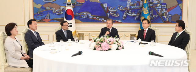 【서울=뉴시스】전신 기자 = 문재인 대통령이 18일 청와대 본관에서 열린 '정당 대표 초청 대화'에서 모두발언하고 있다. 2019.07.18. photo1006@newsis.com