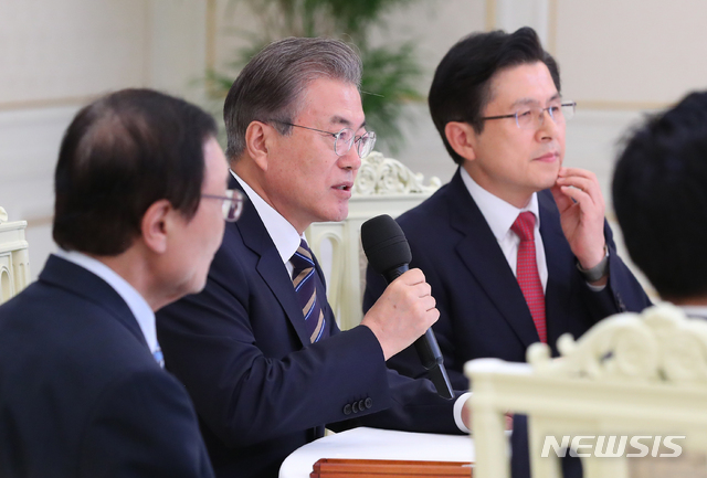 【서울=뉴시스】전신 기자 = 문재인 대통령이 18일 청와대 본관에서 열린 '정당 대표 초청 대화'에서 모두발언하고 있다. 2019.07.18.&nbsp; photo1006@newsis.com