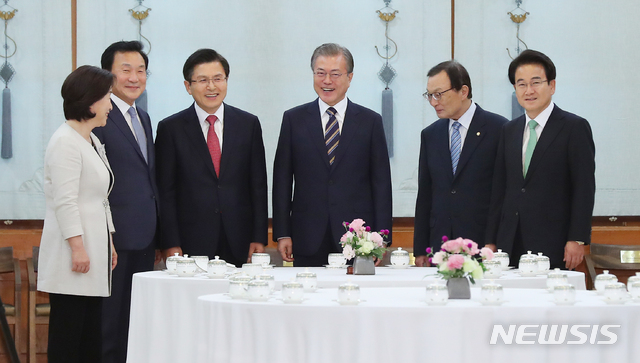 【서울=뉴시스】전신 기자 = 문재인 대통령이 18일 청와대 본관에서 열린 '정당 대표 초청 대화'에 앞서 여야5당 대표와 환담하고 있다. 왼쪽부터 정의당 심상정 대표, 바른미래당 손학규 대표, 자유한국당 황교안 대표, 문 대통령, 더불어민주당 이해찬 대표, 민주평화당 정동영 대표. 2019.07.18. photo1006@newsis.com