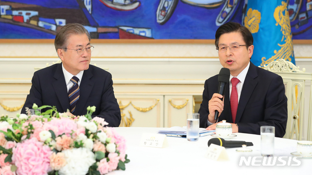 【서울=뉴시스】전신 기자 = 문재인 대통령이 18일 청와대 본관에서 열린 '정당 대표 초청 대화'에서 자유한국당 황교안 대표의 발언을 듣고 있다. 2019.07.18. photo1006@newsis.com