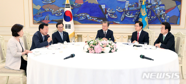 【서울=뉴시스】전신 기자 = 문재인 대통령이 18일 청와대 본관에서 열린 '정당 대표 초청 대화'에서 바른미래당 손학규 대표의 발언을 듣고 있다. 2019.07.18. photo1006@newsis.com