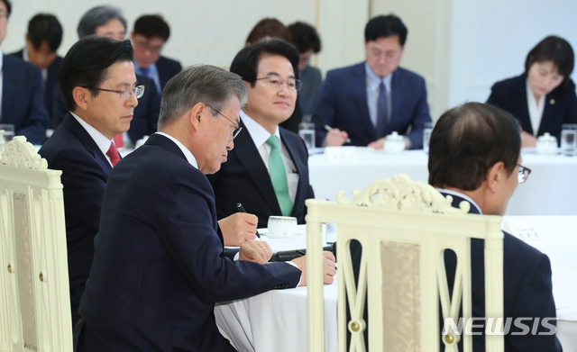 【서울=뉴시스】전신 기자 = 문재인 대통령이 18일 청와대 본관에서 열린 '정당 대표 초청 대화'에서 바른미래당 손학규 대표의 발언을 듣고 있다. 2019.07.18. photo1006@newsis.com