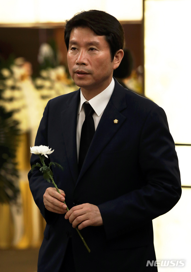 【서울=뉴시스】 이윤청 기자 = 이인영 더불어민주당 원내대표가 18일 오후 서울 서대문구 신촌세브란스병원에 차려진 고 정두언 전 의원의 빈소를 찾아 조문하고 있다. 2019.07.18.&nbsp; radiohead@newsis.com