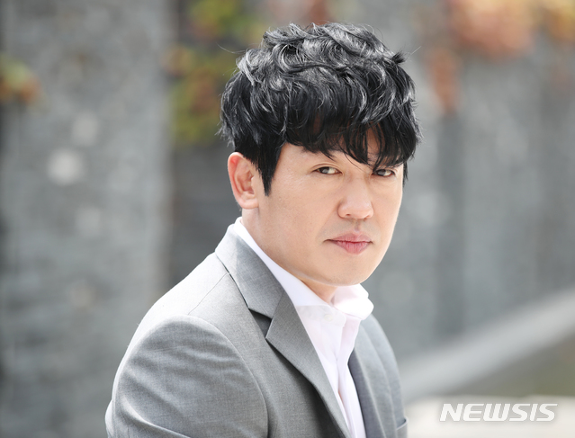 【서울=뉴시스】조수정 기자 = 배우 허성태가 18일 서울 충무로 뉴시스 본사에서 인터뷰에 앞서 포즈를 취하고 있다. 허성태는 최근 종영한 MBC 주말드라마 '이몽'에서 마쓰우라 역을, OCN 토일 오리지널 ‘왓쳐(WATCHER)’에서 장해룡 역을 맡았다. 영화 2020년 개봉 예정인 영화 '히트맨'도 촬영중이다. 2019.07.19. chocrystal@newsis.com