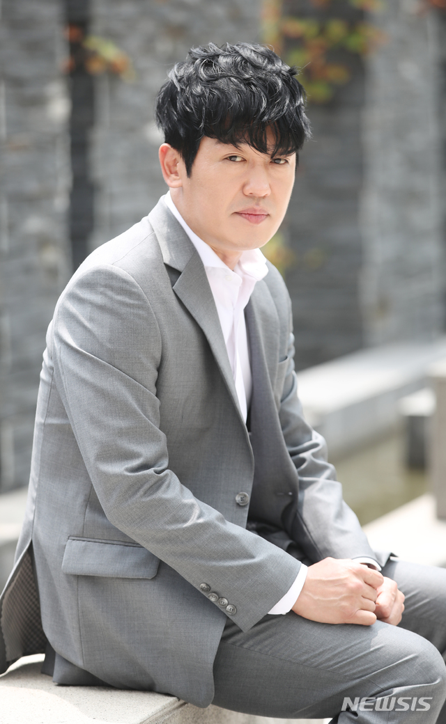 【서울=뉴시스】조수정 기자 = 배우 허성태가 18일 서울 충무로 뉴시스 본사에서 인터뷰에 앞서 포즈를 취하고 있다. 허성태는 최근 종영한 MBC 주말드라마 '이몽'에서 마쓰우라 역을, OCN 토일 오리지널 ‘왓쳐(WATCHER)’에서 장해룡 역을 맡았다. 영화 2020년 개봉 예정인 영화 '히트맨'도 촬영중이다. 2019.07.19. chocrystal@newsis.com