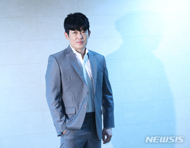 【서울=뉴시스】조수정 기자 = 배우 허성태가 18일 서울 충무로 뉴시스 본사에서 인터뷰에 앞서 포즈를 취하고 있다. 허성태는 최근 종영한 MBC 주말드라마 '이몽'에서 마쓰우라 역을, OCN 토일 오리지널 ‘왓쳐(WATCHER)’에서 장해룡 역을 맡았다. 영화 2020년 개봉 예정인 영화 '히트맨'도 촬영중이다. 2019.07.19. chocrystal@newsis.com