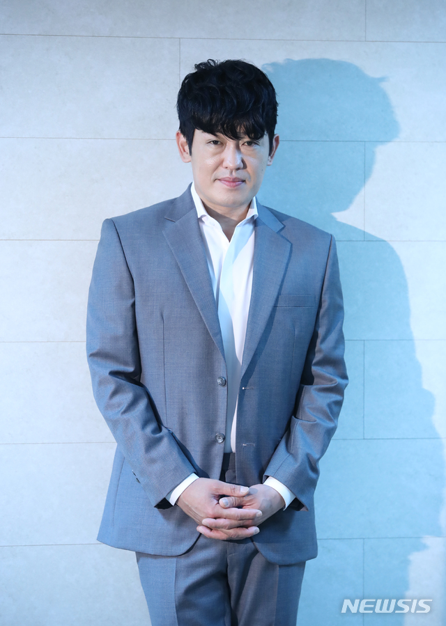 【서울=뉴시스】조수정 기자 = 배우 허성태가 18일 서울 충무로 뉴시스 본사에서 인터뷰에 앞서 포즈를 취하고 있다. 허성태는 최근 종영한 MBC 주말드라마 '이몽'에서 마쓰우라 역을, OCN 토일 오리지널 ‘왓쳐(WATCHER)’에서 장해룡 역을 맡았다. 영화 2020년 개봉 예정인 영화 '히트맨'도 촬영중이다. 2019.07.19. chocrystal@newsis.com