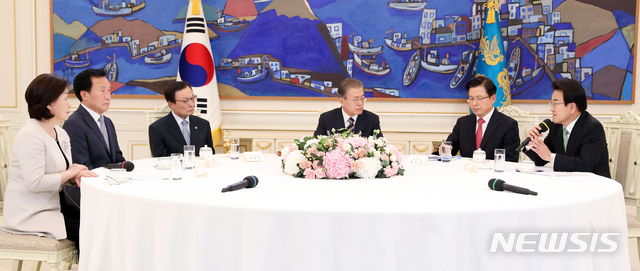 【서울=뉴시스】전신 기자 = 문재인 대통령이 18일 청와대 본관에서 열린 '정당 대표 초청 대화'에서 민주평화당 정동영 대표의 발언을 듣고 있다. 2019.07.18. photo1006@newsis.com