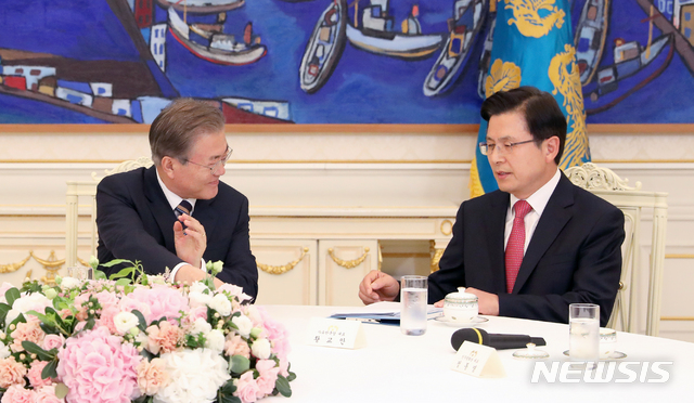 【서울=뉴시스】전신 기자 = 문재인 대통령이 18일 청와대 본관에서 열린 '정당 대표 초청 대화'에서 자유한국당 황교안 대표에게 마이크를 전달하고 있다. 2019.07.18. photo1006@newsis.com