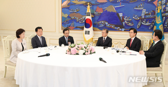 【서울=뉴시스】전신 기자 = 문재인 대통령이 18일 청와대 본관에서 열린 '정당 대표 초청 대화'에서 더불어민주당 이해찬 대표의 발언을 듣고 있다. 2019.07.18.&nbsp; photo1006@newsis.com