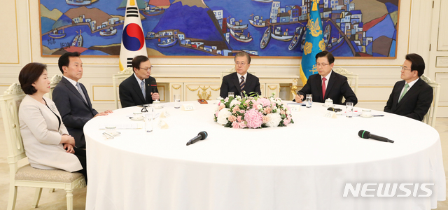 【서울=뉴시스】전신 기자 = 문재인 대통령이 18일 청와대 본관에서 열린 '정당 대표 초청 대화'에서 더불어민주당 이해찬 대표의 발언을 듣고 있다. 2019.07.18. photo1006@newsis.com