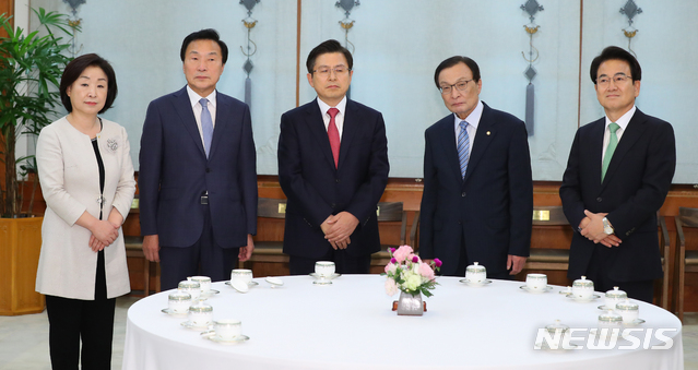 【서울=뉴시스】전신 기자 = 18일 청와대 본관에서 열린 '정당 대표 초청 대화'에서 여야 대표들이 문재인 대통령을 기다리고 있다. 왼쪽부터 정의당 심상정 대표, 바른미래당 손학규 대표, 자유한국당 황교안 대표, 더불어민주당 이해찬 대표, 민주평화당 정동영 대표. 2019.07.18. photo1006@newsis.com