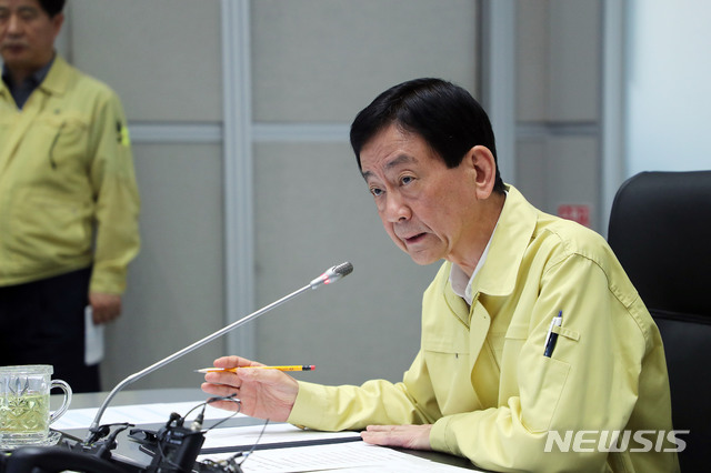 【서울=뉴시스】김진아 기자 = 진 영 행정안전부 장관이 18일 오후 서울 세종대로 중앙재난안전대책본부 서울상황센터에서 제5호 태풍 '다나스' 대비 중앙부처 및 지자체 긴급대책회의를 주재하고 있다. 2019.07.18. (사진=행정안전부 제공)&nbsp; photo@newsis.com