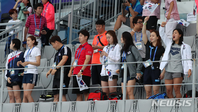 【광주=뉴시스】이영환 기자 = 18일 오후 광주 광산구 남부대학교 수구 경기장에서 열린 2019 광주세계수영선수권대회 여자 수구 한국 대 캐나다의 경기, 경영 대표 김서영과 정유인 등 선수들이 응원을 하고 있다. 2019.07.18. 20hwan@newsis.com