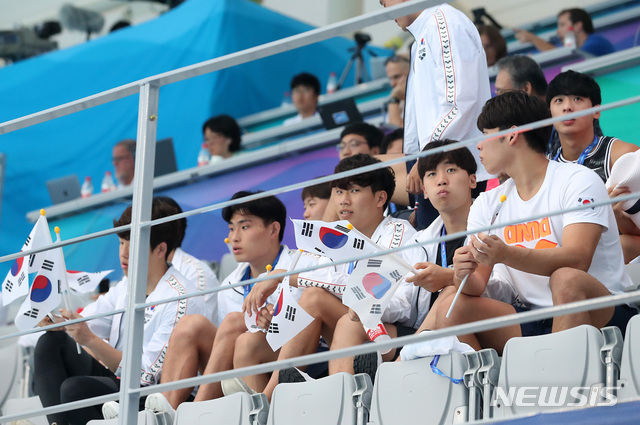 【광주=뉴시스】이영환 기자 = 18일 오후 광주 광산구 남부대학교 수구 경기장에서 열린 2019 광주세계수영선수권대회 여자 수구 한국 대 캐나다의 경기, 남자 경영 대표 선수들이 응원을 하고 있다. 2019.07.18. 20hwan@newsis.com