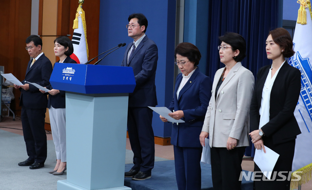 【서울=뉴시스】전신 기자 = 고민정 청와대 대변인과 여야5당 대변인이 18일 청와대 춘추관 대브리핑룸에서 문재인 대통령과 여야 대표 공동 발표문 낭독하며 "일본 정부는 경제보복 조치를 즉시 철회해야 한다"고 밝히고 있다. 2019.07.18. photo1006@newsis.com