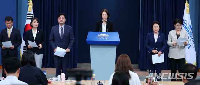 【서울=뉴시스】전신 기자 = 고민정 청와대 대변인과 여야5당 대변인이 18일 청와대 춘추관 대브리핑룸에서 문재인 대통령과 여야 대표 공동 발표문 낭독하며 "일본 정부는 경제보복 조치를 즉시 철회해야 한다"고 밝히고 있다. 2019.07.18. photo1006@newsis.com