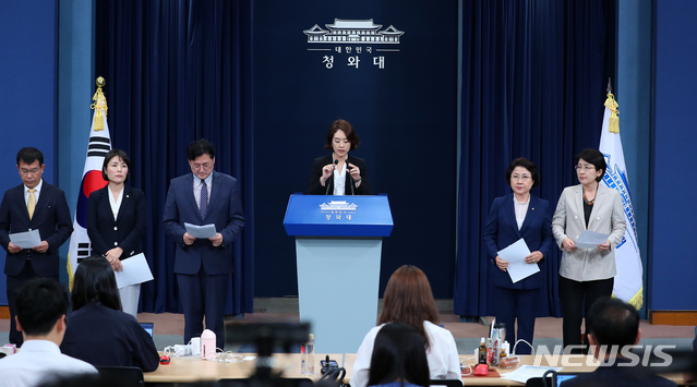 【서울=뉴시스】전신 기자 = 고민정 청와대 대변인과 여야5당 대변인이 18일 청와대 춘추관 대브리핑룸에서 문재인 대통령과 여야 대표 공동 발표문 낭독하며 "일본 정부는 경제보복 조치를 즉시 철회해야 한다"고 밝히고 있다. 2019.07.18. photo1006@newsis.com