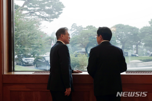 【서울=뉴시스】전신 기자 = 문재인 대통령이 18일 청와대 본관 인왕실에서 열린 '정당 대표 초청 대화'를 마친 후 자유한국당 황교안 대표와 대화하고 있다. 2019.07.18. photo1006@newsis.com