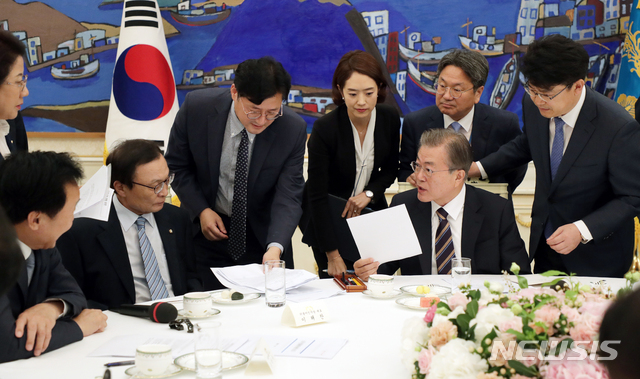 【서울=뉴시스】전신 기자 = 문재인 대통령이 18일 청와대 본관 인왕실에서 열린 '정당 대표 초청 대화'에서 여야 5당 대표들과 공동발표문에 대해 논의하고 있다. 2019.07.18. photo1006@newsis.com